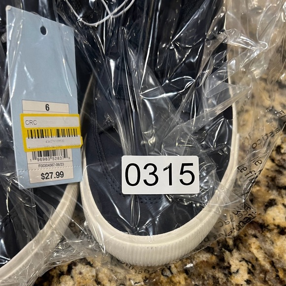 NWT - Cat & Jack High Top Tennis Shoes size 6 with side zippers. KIDS - Picture 12 of 12